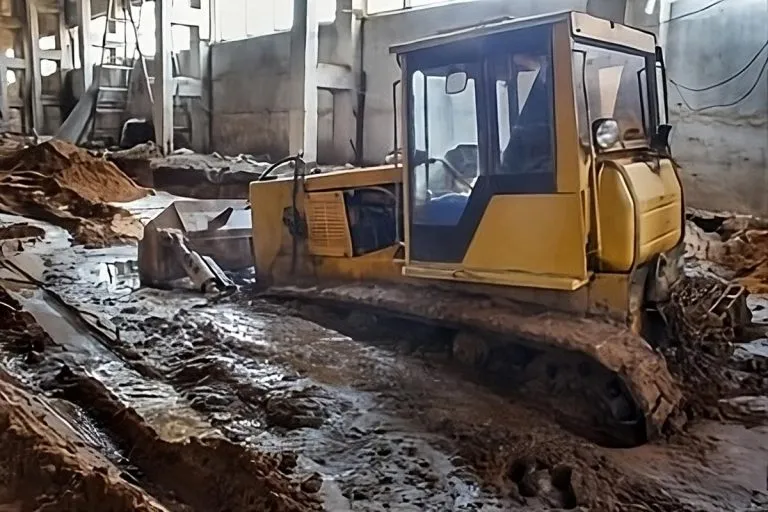 How to get stuck crane out in the mud get stuck crane OUT in THE mud